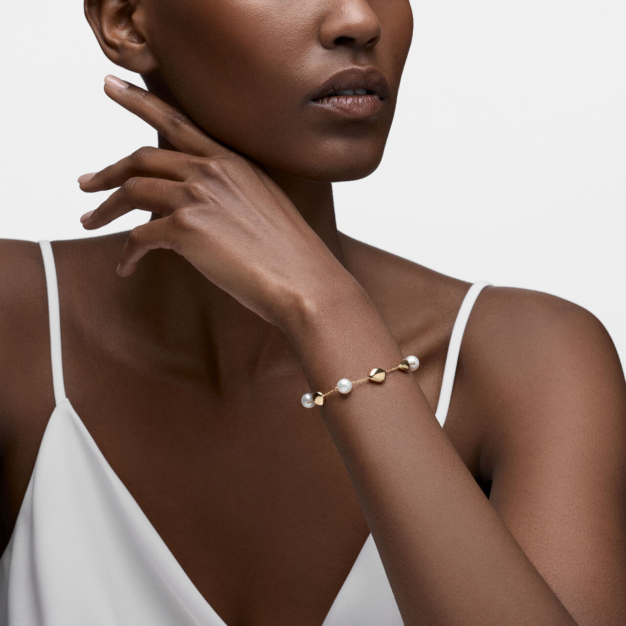 Birks Pebble Yellow Gold Pearl Bracelet image number 1